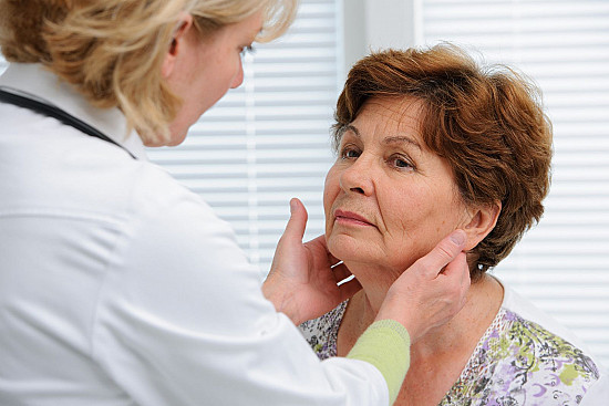 Hypothyroidism symptoms and signs in an older person featured image