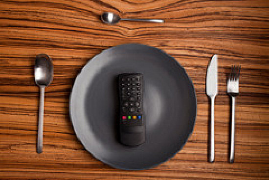 Distracted eating may add to weight gain featured image