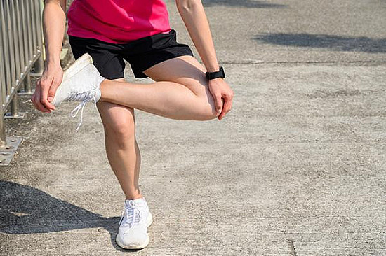 Preventing and treating iliotibial (IT) band syndrome: Tips for pain-free movement featured image