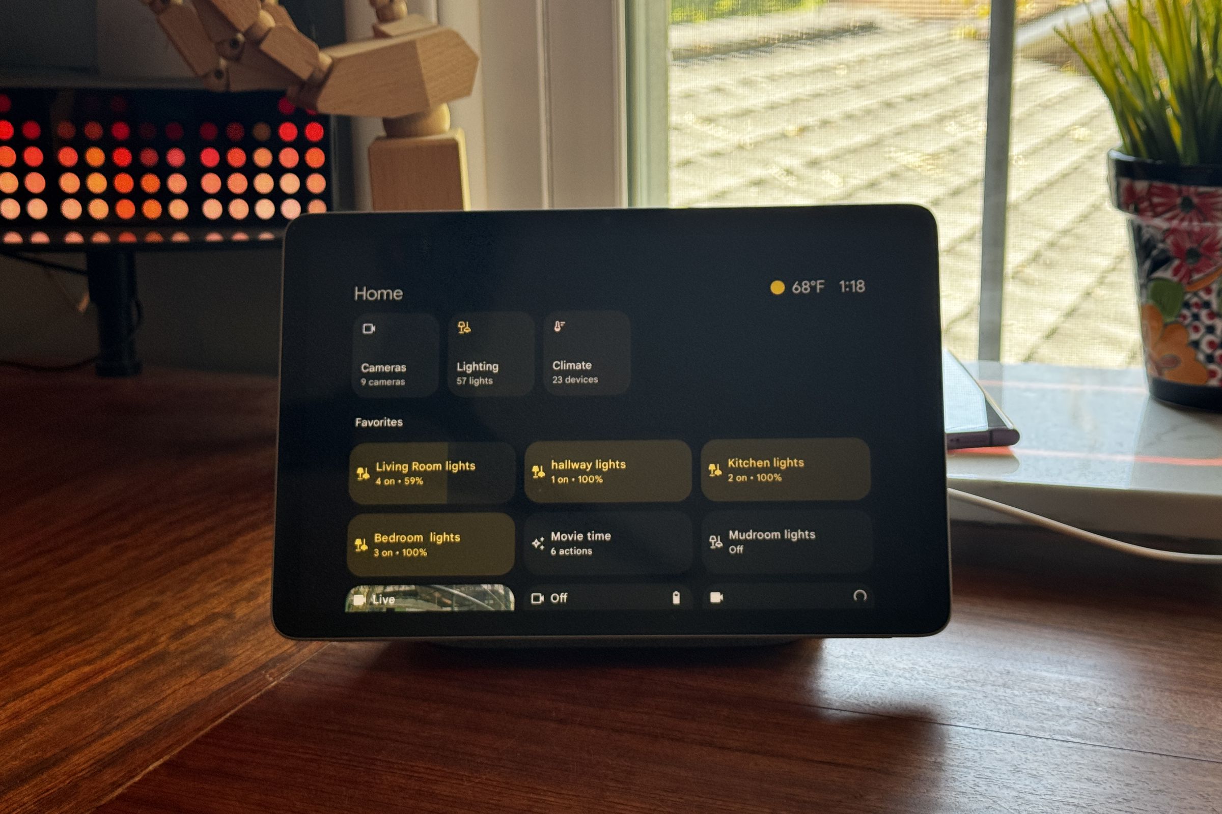 The Pixel Tablet displaying the new Home Controls screensaver.