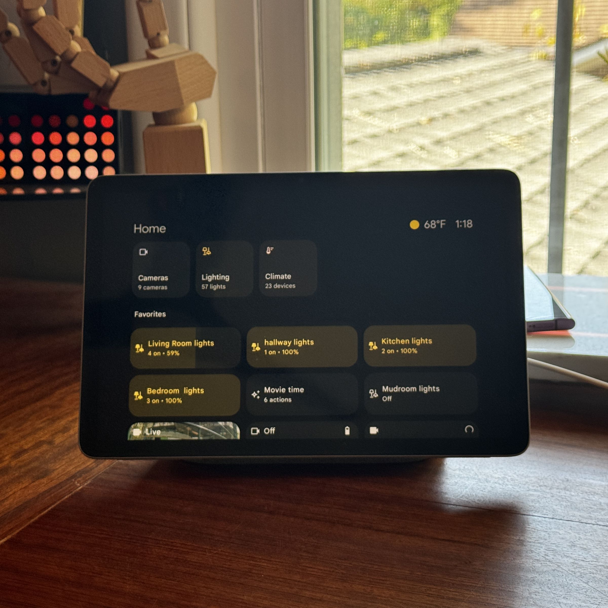 The Pixel Tablet displaying the new Home Controls screensaver.