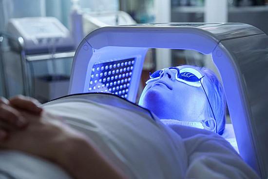 Morning blue light therapy may offer many benefits for older adults featured image