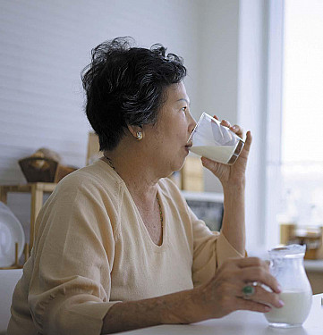 Calcium may cut odds of colorectal cancer, while alcohol may boost them featured image