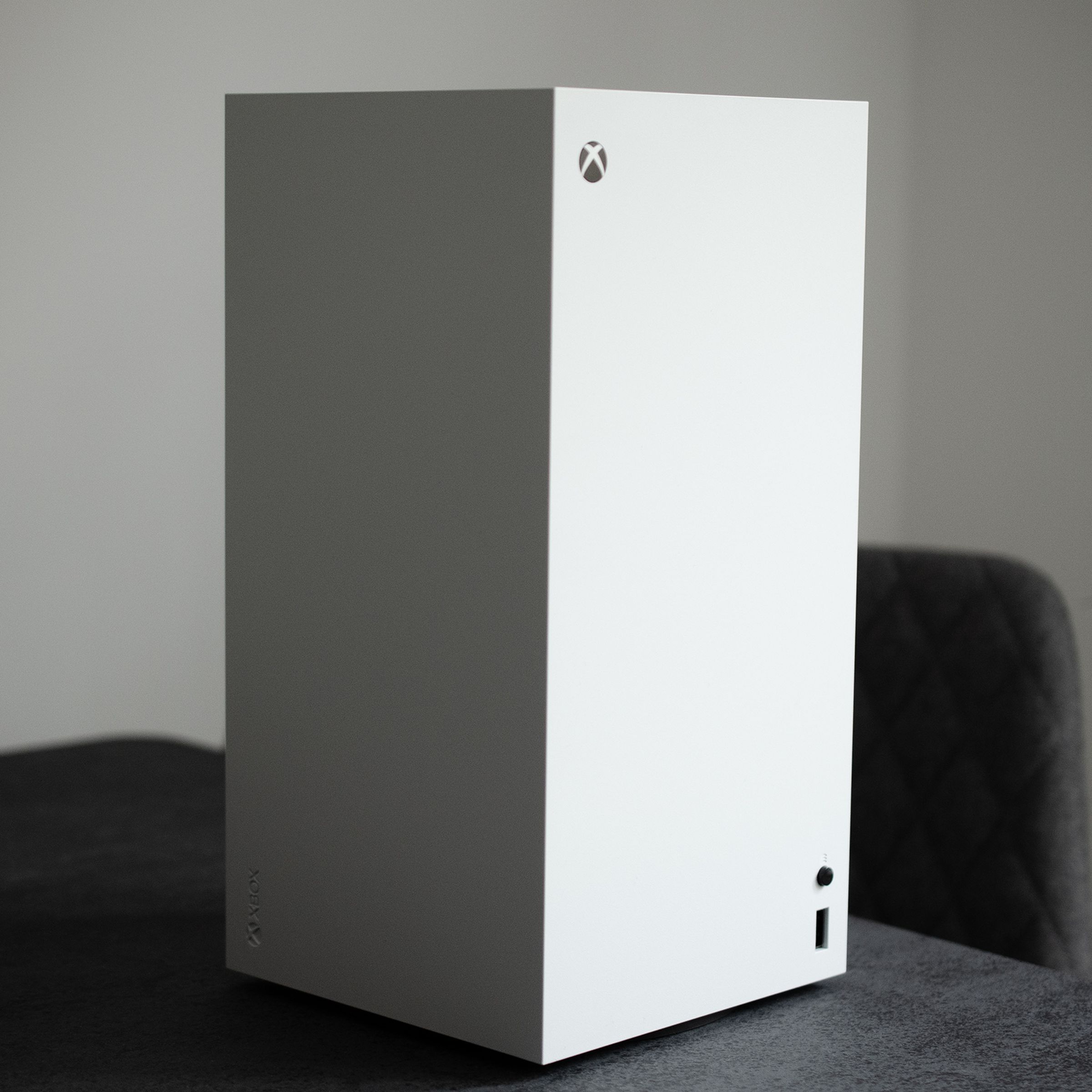 The white Xbox Series X